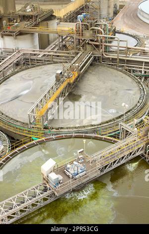 L'installation de traitement de l'eau d'une mine de cuivre et d'une usine de traitement. Banque D'Images