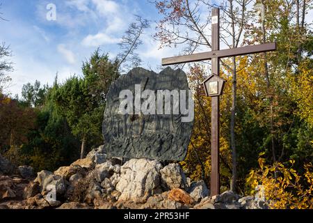Station III du chemin de la Croix: Jésus tombe pour la première fois. Installations de relief en bronze à flanc de colline réalisées par Carmelo Puzzolo. Medjugorje, BiH. Banque D'Images