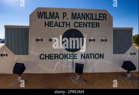 Stilwell, Oklahoma, États-Unis - 29 septembre 2022 : panneau devant le centre de santé amérindien nommé d'après l'ouverture du chef principal Wilma P. Mankiller Banque D'Images