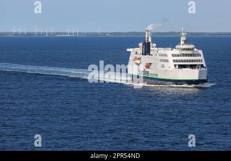 Ferry hybride Prins Richard, éoliennes Rødby, navire de transport de passagers RO-RO de Scandlines, traversiers à émissions réduites de gaz à effet de serre, environnement Banque D'Images