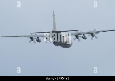 Lockheed C130J 'Hercules', exploité par la Royal Air Force du Royaume-Uni, pratiquant des gouttes d'air dans le sud de l'Oxfordshire, au Royaume-Uni. Les avions sont basés à RAF Brize Norton, et sont vus ici voler à une altitude d'environ 900ft, alors qu'ils se trouvent dans la zone de chute cible. l'équipage d'aéronef est visible sur la rampe de préparation à la chute des palettes de la rampe d'aéronef Banque D'Images