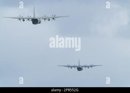 Une paire d'avions Lockheed C130J 'Hercules', exploités par la Royal Air Force du Royaume-Uni, pratiquant des gouttes d'air dans le sud de l'Oxfordshire, au Royaume-Uni. Les avions sont basés à RAF Brize Norton, et sont vus ici voler à une altitude d'environ 900ft, alors qu'ils se trouvent dans la zone de chute cible Banque D'Images