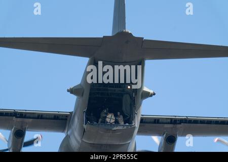 Lockheed C130J 'Hercules', exploité par la Royal Air Force du Royaume-Uni, pratiquant des gouttes d'air dans le sud de l'Oxfordshire, au Royaume-Uni. Les avions sont basés à RAF Brize Norton, et sont vus ici voler à une altitude d'environ 900ft, alors qu'ils se trouvent dans la zone de chute cible. l'équipage d'aéronef est visible sur la rampe de préparation à la chute des palettes de la rampe d'aéronef Banque D'Images