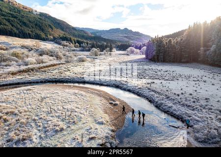 Vue aérienne par drone de la rivière Goil à la ferme Drumsyniebeg, parc national du Loch Lomond et des Trossachs, Argyll et Bute, Écosse. Banque D'Images