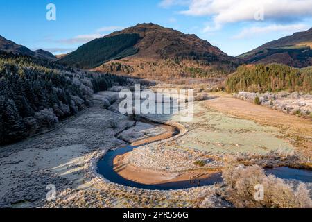 Vue aérienne par drone de la rivière Goil à la ferme Drumsyniebeg, parc national du Loch Lomond et des Trossachs, Argyll et Bute, Écosse. Banque D'Images