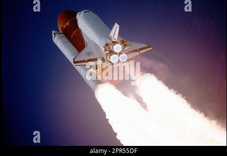 La navette spatiale Atlantis envol sa mission STS-27 le 2 décembre 1988, à 9 h 30 HNE, en utilisant la poussée de 375 000 livres produite par ses trois moteurs principaux. Le STS-27 était la troisième mission classée du ministère de la Défense (DoD). Après la fin de la mission, Orbiter Atlantis a atterri le 6 décembre 1988, à 15 h 36 PST à la base de l'aviation Edwards, en Californie. Banque D'Images
