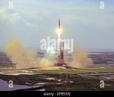 Le véhicule de lancement Apollo Soyuz Test Project Saturn IB, qui a été détoné du complexe de lancement du KSC à 15 h 50 à bord du module de commande Apollo, était des astronautes de l'ASSTP Thomas Stafford, de Vance Brand et de Donald Slayton. Les astronautes se rendèrent et s'amarrent avec un vaisseau Soyuz, lancé ce matin à partir de l'usine de lancement de Baïkonour en Union soviétique, transportant les cosmonautes soviétiques Aleksey Leonov et Valerly Kubasov. Banque D'Images