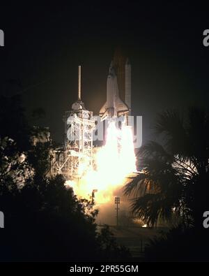 Le deuxième essai fonctionne comme un charme lorsque la navette spatiale Discovery s'élève du Launch Pad 39 B sur Mission STS-56 à 1:29:00, HAE, 8 avril. La première tentative de lancement de Discovery lors de son 16ème voyage spatial a été interrompue à T-11 secondes le 6 avril. À bord pour la deuxième mission de la navette spatiale de 1993, on compte cinq membres d'équipage et le Laboratoire atmosphérique pour les applications et la science 2 (ATLAS 2), le deuxième d'une série de missions d'étude de la production d'énergie solaire et de la composition chimique de l'atmosphère moyenne de la Terre, et comment ces facteurs affectent les niveaux d'ozone. Banque D'Images