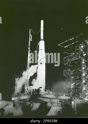 Thor-able I avec le vaisseau spatial Pioneer I au sommet, avant le lancement à Eastern Test Range à ce qui est maintenant Kennedy Space Center. Pionnier I lancé le 11 octobre 1958, le premier engin spatial lancé par l'Administration nationale de l'aéronautique et de l'espace de 11 jours. Bien qu'elle n'ait pas réussi à atteindre la Lune, elle a transmis 43 heures de données Banque D'Images