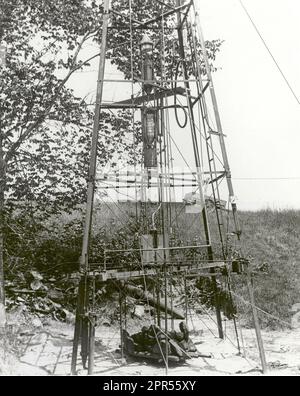 Le Dr Robert H. Goddard's rocket est dans la tour, prêt pour le 17 juillet 1929, l'essai à Auburn, Massachusetts. C'était la quatrième vol d'une fusée à propergol liquide. Les rochers étaient empilés sur les tubes directement sous la buse, sur un châssis suspendu du tuyau de 3/8 de pouce deux guides pour garder ce dernier aussi droit que possible par la tension produite de cette façon. Le bruit de ce lancement de fusée a attiré l'attention de l'ensemble de la communauté. Lorsque le public s'est préoccupé par les dangers potentiels des rockets, Goddard a été forcé d'effectuer ses vols d'essais sur l'artillerie de l'armée à la plage Banque D'Images