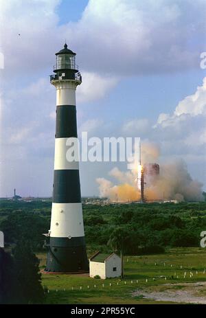 Une fusée Atlas-Centaur véhicule spatial a décollé à 5 h 53 HAE, le 13 juin 1972, à partir de 36B Complexe transportant un satellite de communication, Intelsat Intelsat (IV-F5) dans l'orbite de la Terre. Visible dans l'avant-plan est le phare situé à Cap Canaveral Air Force Station. Banque D'Images