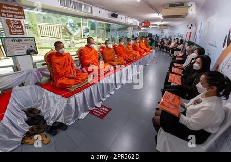 Les moines bouddhistes thaïlandais et le personnel du zoo de Chiang Mai effectuent un rituel de mérite, en l'honneur de « Lin hui » et prospèrent les participants à la cérémonie à l'occasion de l'anniversaire de la mort de 7th de Lin hui, la femme géante Panda, Qui est décédé à l'âge de 21 ans et 7months ans au zoo de Chiang Mai. « Lin hui » le panda féminin qui est un ambassadeur de bonne volonté thaï-chinois que la Chine envoie en Thaïlande depuis 20 ans avec des pandas mâles « Chuang Chuang » selon des projets de coopération en recherche et la conservation des pandas. Banque D'Images