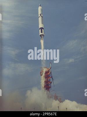 Un booster Titan lance l'engin spatial Gemini 8 sur 16 mars 1966, à partir du complexe de lancement 19 Cape Kennedy, Floride. L'équipage de conduite pour la mission de 3 jours prévue, les astronautes Neil A. Armstrong et David R. Scott, ont atteint le premier rendez-vous et s'est amarré à Atlas/Agena en orbite terrestre. Mais la mission a été arrêtée tôt en raison d'un propulseur défectueux sur l'engin spatial Gemini. Banque D'Images