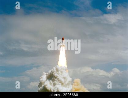 Le STS-26 Discovery, Orbiter Vehicle (OV) 103, s'élève dans un ciel nuageux et se dirige vers l'orbite de la Terre au-dessus du réservoir externe (et) lorsque des buses d'échappement s'élèvent depuis les deux boosters de fusée solides (SRB) pendant le décollage depuis le patin 39B du complexe de lancement (LC) du Kennedy Space Center (KSC). Le STS-26 marque le premier vol de la VO-1985 depuis septembre et la première mission de la NASA depuis l'accident de Challenger en 51L, à 28 janvier 1986. Banque D'Images