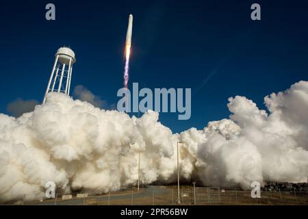 Une fusée Antares d'Orbital Sciences Corporation est considérée comme lancée à partir de Pad-0A à la Wallops Flight Facility de la NASA, jeudi 9 janvier 2014, Wallops Island, va. Antares transporte le vaisseau spatial Cygnus dans le cadre d'une mission de réapprovisionnement de fret à la Station spatiale internationale. La mission Orbital-1 est le premier vol de livraison de fret sous contrat d'Orbital Sciences à la station spatiale de la NASA. Cygnus transporte des expériences scientifiques, des provisions pour équipage, des pièces de rechange et d'autres matériels à la station spatiale. Crédit photo : (NASA/Bill Ingalls) Banque D'Images