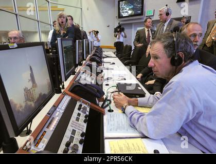 L'administrateur de la NASA, Michael Griffin, observe le lancement de la navette spatiale Discovery (STS-124) depuis le Centre de contrôle du lancement le samedi 31 mai 2008 au Centre spatial Kennedy de Cape Canaveral, en Floride, la navette s'est levée du tampon de lancement 39 A à 17 h 02 HAE. Crédit photo : (NASA/Bill Ingalls) Banque D'Images