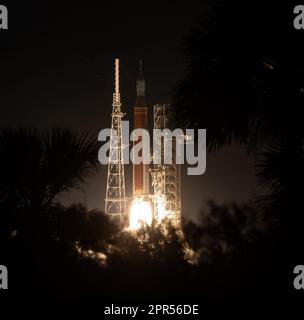 La fusée Space Launch System de la NASA transportant l'engin spatial Orion est lancée lors de l'essai en vol Artemis I, le mercredi 16 novembre 2022, à partir du Launch Complex 39B du Kennedy Space Center de la NASA en Floride. La mission Artemis I de la NASA est le premier essai en vol intégré des systèmes d’exploration spatiale de l’agence : l’engin spatial Orion, la fusée SLS (Space Launch System) et les systèmes au sol. Lancement de SLS et Orion à 1 h 47 Est, à partir du Launch Pad 39B au Kennedy Space Center. Crédit photo : (NASA/Bill Ingalls) Banque D'Images