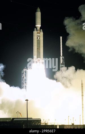 Un voyage de sept ans vers la planète annelée Saturne commence par le décollage d'un Titan IVB/Centaur portant l'orbiteur Cassini et sa sonde Huygens attachée. Le lancement a eu lieu à 4 h 43 HAE, le 15 octobre 1997, à partir du complexe de lancement 40 de la station aérienne de Cape Canaveral. Après un voyage de 2,2 milliards de milles qui comprendra deux lys de Vénus et un de la Terre pour obtenir une vitesse supplémentaire, le grand vaisseau spatial de deux étages arrivera à Saturne en juillet 2004. L'orbiteur encerclera la planète pendant quatre ans, son complément de 12 instruments scientifiques recueillant des données sur l'atmosphère, les anneaux et le magn de Saturne Banque D'Images