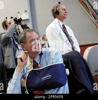 Michael Griffin, administrateur de la NASA (premier plan), observe le lancement de la navette spatiale Endeavour, pour lancer la STS-118, depuis le centre de contrôle des lancements sur 8 août 2007 au centre spatial Kennedy à Cape Canaveral, Floride La navette s'est levée du lancement 39A à 6:36 (HAE). William Gerstenmaier, administrateur associé des opérations spatiales de la NASA, se trouve derrière et à droite de l'administrateur Griffin. Banque D'Images