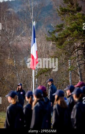 Ancelle, France. 25th avril 2023. Ancelle. France, 25 avril 2023. De jeunes volontaires aident à élever les couleurs, la France sur 25 avril 2023. Cent trente jeunes volontaires âgés de 15 à 17 ans sont en vacances de cohésion de deux semaines au centre de vacances de la Martegale à Ancelle. Photo par Thibaut Durand/ABACAPRESS.COM crédit: Abaca Press/Alay Live News Banque D'Images