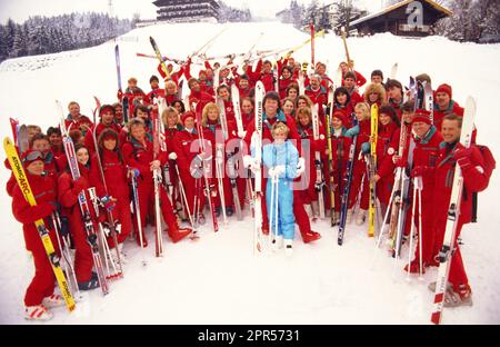 La chanteuse Elaine Paige apprend à skier en Autriche en 1982 Banque D'Images