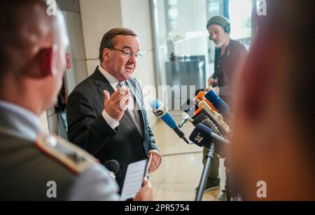 26 avril 2023, Berlin: Boris Pistorius (SPD), ministre fédéral de la Défense, donne une conférence de presse sur les achats dans les Forces armées allemandes au Bundestag après la Commission de la Défense. Photo : Kay Nietfeld/dpa Banque D'Images