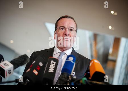 26 avril 2023, Berlin: Boris Pistorius (SPD), ministre fédéral de la Défense, donne une conférence de presse sur les achats dans les Forces armées allemandes au Bundestag après la Commission de la Défense. Photo : Kay Nietfeld/dpa Banque D'Images