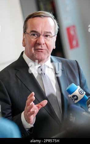 26 avril 2023, Berlin: Boris Pistorius (SPD), ministre fédéral de la Défense, donne une conférence de presse sur les achats dans les Forces armées allemandes au Bundestag après la Commission de la Défense. Photo : Kay Nietfeld/dpa Banque D'Images