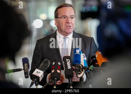 26 avril 2023, Berlin: Boris Pistorius (SPD), ministre fédéral de la Défense, donne une conférence de presse sur les achats dans les Forces armées allemandes au Bundestag après la Commission de la Défense. Photo : Kay Nietfeld/dpa Banque D'Images