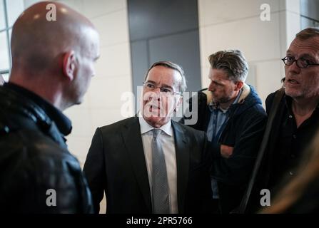 26 avril 2023, Berlin: Boris Pistorius (SPD), ministre fédéral de la Défense, s'entretient avec des journalistes du Bundestag après la Commission de la Défense au sujet des achats dans la Bundeswehr. Photo : Kay Nietfeld/dpa Banque D'Images