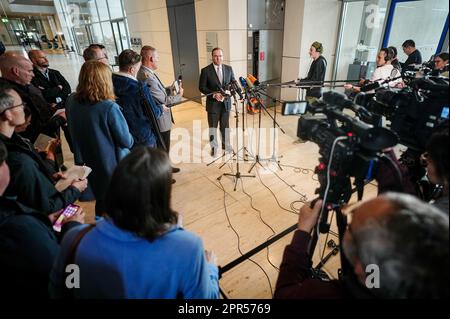 26 avril 2023, Berlin: Boris Pistorius (SPD), ministre fédéral de la Défense, donne une conférence de presse sur les achats dans les Forces armées allemandes au Bundestag après la Commission de la Défense. Photo : Kay Nietfeld/dpa Banque D'Images