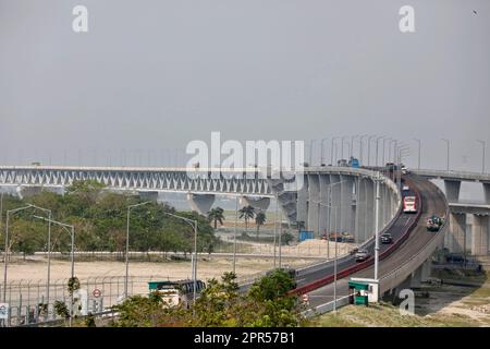 Shariatpur, Bangladesh - 04 avril 2023 : véhicules qui se trouvent au-dessus du pont Padma, Shariatpur, Bagladeh. Banque D'Images