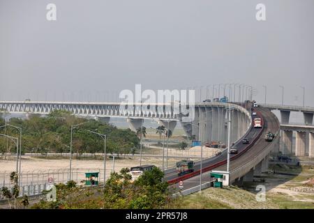 Shariatpur, Bangladesh - 04 avril 2023 : véhicules qui se trouvent au-dessus du pont Padma, Shariatpur, Bagladeh. Banque D'Images