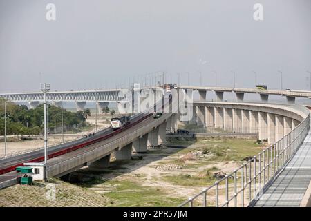 Shariatpur, Bangladesh - 04 avril 2023 : véhicules qui se trouvent au-dessus du pont Padma, Shariatpur, Bagladeh. Banque D'Images