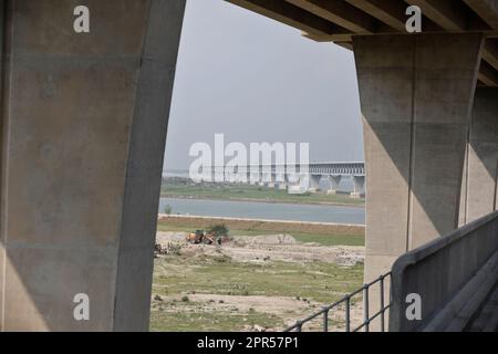 Shariatpur, Bangladesh - 04 avril 2023 : véhicules qui se trouvent au-dessus du pont Padma, Shariatpur, Bagladeh. Banque D'Images