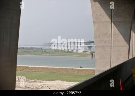 Shariatpur, Bangladesh - 04 avril 2023 : véhicules qui se trouvent au-dessus du pont Padma, Shariatpur, Bagladeh. Banque D'Images