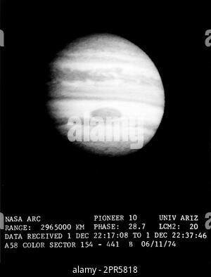 Description cette vue de Jupiter montre les sommets nuagés de la planète géante pris par l'engin spatial Pioneer 10 lorsqu'il a survolé Jupiter. Cette vue a été prise de 2 695 000 kilomètres (1 842 451 miles) de distance. Il montre le grand point rouge de 25 000 miles de long, qui est assez grand pour avaler plusieurs terres. Les formations de nuages individuels sont visibles en détail. Les zones lumineuses semblent se diviser en modèles d'écoulement détaillés de l'atmosphère et des nuages de Jupiter. La zone entourant le spot dans la zone tropicale sud lumineuse, suggère un schéma d'écoulement autour du spot qui est bombé vers le nord Banque D'Images