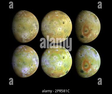 Trois vues du disque entier de la lune volcanique de Jupiter, IO, chacune affichée en couleur naturelle et améliorée. Ces trois vues, prises par Galileo à la fin de juin 1996, montrent environ 75 pour cent de la surface d'IO. Le nord est en haut. Les disques supérieurs sont destinés à afficher le satellite en couleur naturelle (mais les couleurs varient en fonction des périphériques d'affichage) tandis que les disques inférieurs affichent une couleur améliorée (images filtrées proche de l'infrarouge, vert et violet) pour mettre en évidence les détails de la surface. Ces images révèlent que certaines zones de l'IO sont vraiment rouges, alors que la majeure partie de la surface est jaune ou verdâtre clair. (Restitution naturelle précise des couleurs Banque D'Images