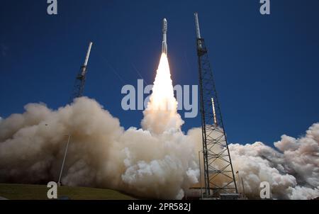 Une fusée Atlas V démarre avec les charges utiles spatiales Juno à partir de l'espace complexe de lancement 41 à Cap Canaveral Air Force Station, en Floride, le vendredi, 5 août 2011. La sonde Juno fera une période de cinq ans, 400 millions de kilomètres de Jupiter, voyage en orbite autour de la planète, enquêter sur l'origine et l'évolution avec huit instruments pour sonder sa structure interne et champ de gravité, de mesurer la quantité d'eau et d'ammoniac dans l'atmosphère, la carte son puissant champ magnétique et observer ses aurores intenses. Crédit photo : NASA/Bill Ingalls) Banque D'Images