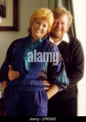 Cilla Black photographiée avec son mari Bobby Willis en 1987 Banque D'Images