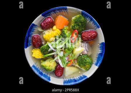 Soupe vietnamienne avec bœuf, légumes et baies de goji Banque D'Images