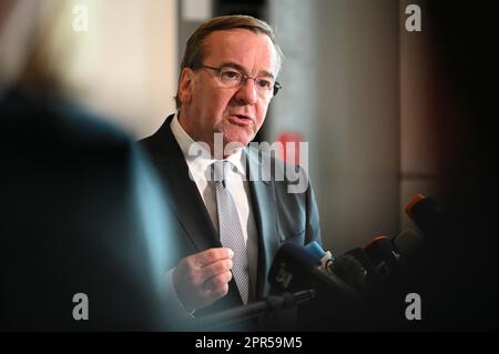 26 avril 2023, Berlin: Boris Pistorius (SPD), ministre fédéral de la Défense, donne une conférence de presse sur les achats dans les Forces armées allemandes au Bundestag après la Commission de la Défense. Photo: Sophie Brössler/dpa Banque D'Images