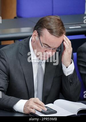 26 avril 2023, Berlin: Boris Pistorius (SPD), ministre fédéral de la Défense, assiste à la session du Bundestag. Photo : Kay Nietfeld/dpa Banque D'Images