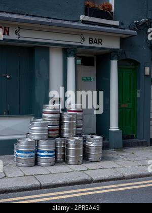 Fûts de bière dehors dans la porte du bar dans la ville de Dublin, Irlande. Banque D'Images