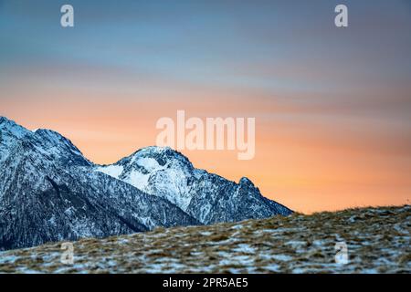 Lever de soleil d'automne sur les montagnes couvertes de neige, Tombal, Soglio, Val Bregaglia, canton de Graubunden, Suisse Banque D'Images