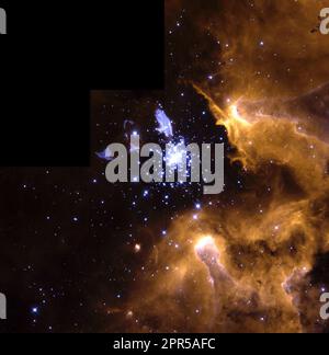 Dans cette superbe photo de la nébuleuse galactique NGC 3603 géant, le crisp résolution du télescope spatial Hubble de la NASA capture les différents stades du cycle de vie des étoiles dans une seule vue. À l'angle supérieur gauche du centre est la supergéante bleue évolué appelé Sher 25. L'étoile possède un anneau circumstellaires de gaz incandescents, c'est une twin galactique de la célèbre anneau autour de la supernova 1987A. Le bleu-gris couleur de la bague et la Sorties bipolaires (blobs à l'angle supérieur droit et inférieur gauche de l'étoile) indique la présence de produits transformés (chimiquement enrichi). Près du centre de la vi Banque D'Images