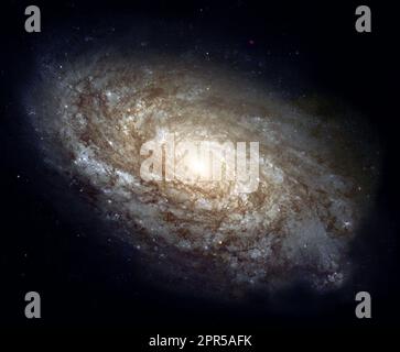 En 1995, la majestueuse galaxie spirale NGC 4414 a été exposée par le télescope spatial Hubble dans le cadre du projet clé de la TVH sur l'échelle de distance extragalactique. Une équipe internationale d'astronomes, dirigée par le Dr Wendy Freedman des observatoires de l'établissement Carnegie de Washington, a observé cette galaxie à 13 reprises au cours de deux mois. Les images ont été obtenues avec la caméra planétaire de champ large 2 de Hubble (WFPC2) par l'intermédiaire de trois filtres de couleur différents. Sur la base de leur découverte et de mesures soigneuses de la luminosité des étoiles variables dans le NGC 4414, les astronomes du projet clé étaient abl Banque D'Images