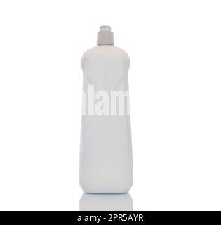 Un conteneur en plastique pour liquide, macro, isolé sur fond blanc. Banque D'Images