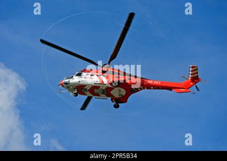 Hélicoptère de transport polyvalent AS 332 Super Puma C1 HB-XVY de Heliswiss International AG, Valais, Suisse Banque D'Images