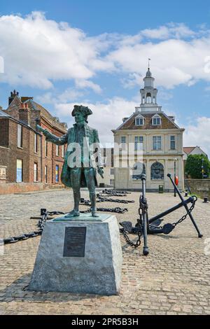 Le capitaine George Vancouver statue par 17e siècle, Custom House Quay Purfleet, King's Lynn, Norfolk, Angleterre, Royaume-Uni Banque D'Images